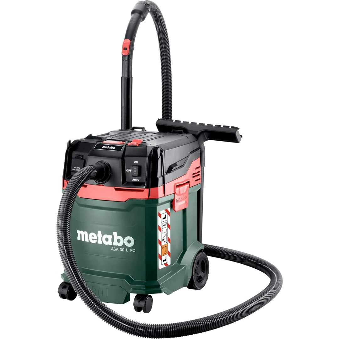 Cet aspirateur au format traineau combine une contenance annoncee de 30 l et une fonction soufflerie